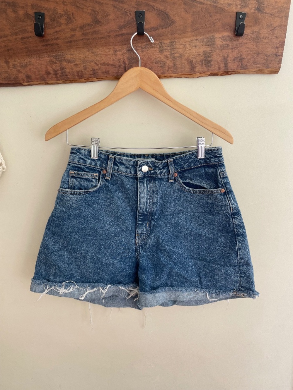 H&M | Relaxed fit blue denim raw hem high waist shorts
